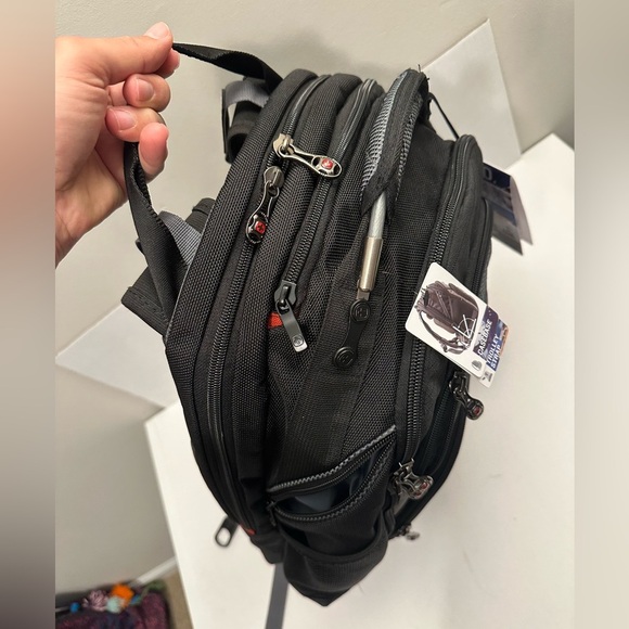 SwissGear - "NWT" Synergy Backpack for 16" Laptop Black and Gray MBS Logo - Picture 3 of 15